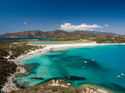 I colori del mare a Porto Giunco, la celebre spiaggia di Villasimius nel sud-est della Sardegna