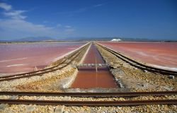 I colori delle saline di Sant'Antioco l'isola del sud-ovest della Sardegna - © Elisa Locci / Shutterstock.com