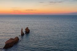I faraglioni di Terrasini al tramonto, costa della Sicilia