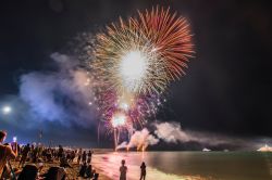 I fuochi artificiali della festa di San Rocchino a Cinquale in Toscana