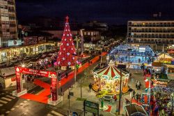 I mercatini di Natale a Jesolo, Veneto. Una tipica immagine del Christmas Village ospitato da anni in piazza Mazzini e nel primo tratto di via Trentin: qui si trovano la casa di Babbo Natale, ...