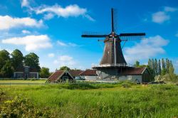 I mulini a vento sono uno dei simboli dell'Olanda. Questo nell'immagine si trova nei pressi di Deventer e risale al 1863. Oggi, dopo essere stato ristrutturato, funziona come segheria ...