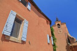 I muri delle case di Roussillon (Provenza, Francia) presentano il tipico colore rossastro dell'ocra, materiale di cui il territorio circostante è ricco -  © Inu ...