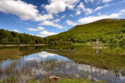 I paesaggi bucolici del Lago Calamone vicino a Ventasso Laghi in Emilia-Romagna