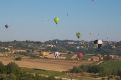 I palloni aerostatici della Sagrantino International Challenge Cup.  Le mongolfiere sulle campagne di Gualdo Cattaneo - © Buffy1982 / Shutterstock.com