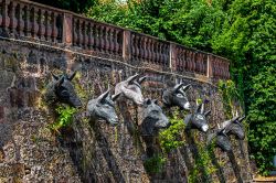 I personaggi della fiaba "Il lupo e i sette capretti" dei Fratelli Grimm dentro al centro storico di Marburgo in Germania