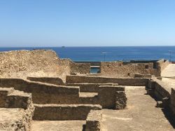 I resti del castello di Crotone, Calabria: costruito nell'840 per difendere la città dalle incursioni dei Saraceni, questo castello venne modificato in maniera sostanziale da Carlo ...