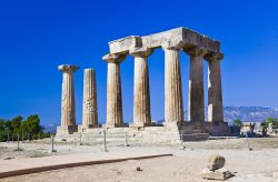 I resti del celebre Tempio di Apollo nel sito archoelogico di Corinto, Grecia.

