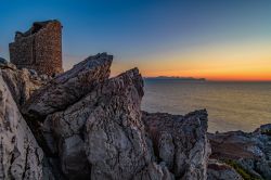 I ruderi di una torre di guardia a Capo Rama al tramonto, siamo a Terrasini in Sicilia