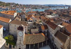 I tetti del centro storico di Trogir, Croazia.

