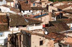 I tetti delle case nel centro di La Calahorra in Andalusia
