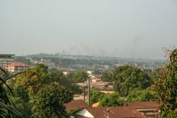 I tetti rossi della città di Conakry in contrasto con il verde degli alberi, Guinea - © Sem Let / Shutterstock.com