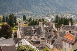 I tipici tetti con i camini in pietra del borgo di Craveggia in Val Vigezzo, Piemonte