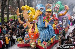 I turisti affollano le strade di Santhià durante il periodo del Carnevale - ©  www.carnevaledisanthia.it