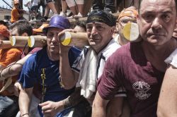 I volti della fatica del trasporto dei Gigli durante la festa di Nola, Campania. Dal 2013 questa festa fa parte del Patrimonio orale e immateriale dell'umanità dell'Unesco - © ...
