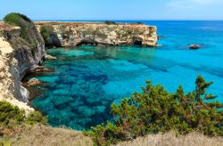 Icone scogliere a Torre Sant Andrea, costa del Salento, Puglia, Italia.