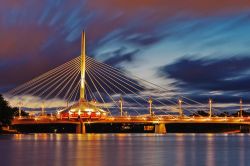 Il Provencher Bridge sul Red River del Nord a Winnipeg Canda - © Nelepl / Shutterstock.com