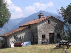 Il santuario di San Lorenzo a Castro, edificio del XII secolo sul Lago di Iseo. In onore del Santo Castro celebra una festa nella giornata del 10 agosto.