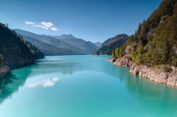 Il bacino del lago di Sauris lo spettacolare lago nelle Alpi del Friuli - © Tiramisu Studio / Shutterstock.com