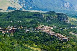 Il bel villaggio di Caramanico Terme, Abruzzo, Italia. La cittadina abruzzese, in provincia di Pescara, è immersa nel tipico ambiente appenninico.
