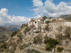 Il borgo alto abbandonato di Qeparo, sulla costa dell'Albania.