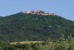 Il borgo alto di Sticciano,  panorama  della cittadina della maremma, in Toscana. Questa località è famosa per la sua sagra degli strozzapreti - © LigaDue - CC ...