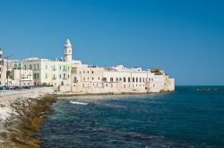 Il borgo antico di Molfetta in Puglia si protende sul mare Adriatico.
