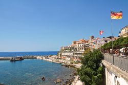 Il borgo costiero di Diamante sulla costa nord-occidentale della Calabria è famoso per il suo Festival del Peperoncino.