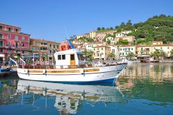 Il borgo costiero di Porto Azzurro sul mare dell'Isola d'Elba in Toscana