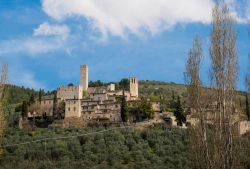 Il borgo di  Pissignano Alto in Umbria durante una bella giornata di sole, in primavera. - © Paolo Paradiso / Shutterstock.com