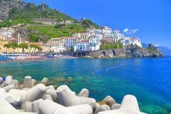 Il borgo di Amalfi e un tratto del suo litorale visto dal porto, Campania.

