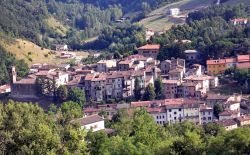 Il borgo di Apecchio nelle Marche: il territorio di queste colline è dominato dal profilo di  Monte Nerone che si innalza ad oriente della località - © Wolfra - CC BY-SA ...
