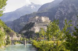 Il forte di Bard in Valle d'Aosta fotografato dalla sponda destra della Dora Baltea in corrispondenza dell'abitato di Hone - © Stefy Morelli / Shutterstock.com