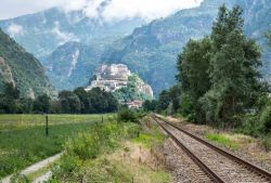 Il borgo di Barg è annunciato dalla sua fortezza, ben visibile per chi arriva in treno lungo la linea che da Torino conduce ad Aosta