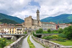 Il borgo di Bobbio in Emilia Romagna, fotografato dal ponte medievale sulla Trebbia - © Mi.Ti. / Shutterstock.com