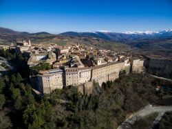 Il borgo di Camerino tra le montagne delle Marche, nel materano