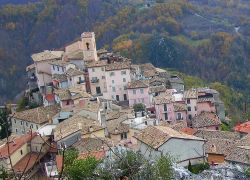 Il borgo di Canterano fotografato dal Monte Ruffo nel Lazio. - © Flycity2 - CC BY-SA 4.0, Wikipedia