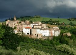 Il borgo di Cartoceto, famoso per il suo olio di Oliva, si trova nelle Marche