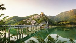 Il magnifico borgo di Castel di Tora e il lago ...