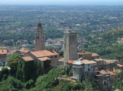 Il borgo di Castelforte nel Lazio, famoso per le sue terme  - © Carlo V. Iossa, Pubblico dominio, Wikipedia