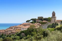 Il borgo di Castiglione della Pescaia, provincia di Grosseto (Toscana). La chiesa della Madonna del Giglio e la chiesa di San Giovanni Battista sono due dei gioielli architettonici di questa ...