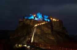 Il borgo di Civita di Bagnoregio a natale, fotografia notturna