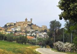 Il borgo di Colonnella fotografato da Via Roma, siamo in Abruzzo - © ArishG, CC BY-SA 3.0, Wikipedia
