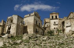 Il borgo di Craco visto dal basso, Matera, Basilicata. Ogni anno migliaia di persone salgono sino alla cittadina per visitarne il centro storico.



