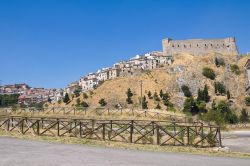 Il borgo di Deliceto (Foggia) conta circa 3900 abitanti. Sulla destra si nota il castello Normanno-Svevo risalente al XII secolo.