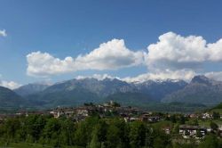 Il borgo di Feltre, fotografato in estate: si eleva su di una collina ad ovest del fiume Grappa