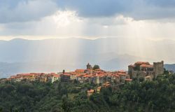 Il borgo di Fosdinovo e il Castello dei Malaspina, Lunigiana (Toscana)