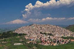 Il borgo di Gangi in Sicilia domina il paesaggio delle Madonie: sullo sfondo il grande vulcano Etna, fotografato durante una delle sue frequenti eruzioni vulcaniche - © Circumnavigation ...