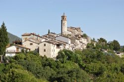 Arroccato sul fianco del Monte Lacerone Il borgo di Greccio, nel reatino, è il luogo dove San Francesco inventò il presepe - © flaviano fabrizi / Shutterstock.com ...