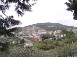 Il borgo di Guardialfiera in Molise da il nome al vicino lago artificiale - © Microtubules, CC BY-SA 3.0, Wikipedia